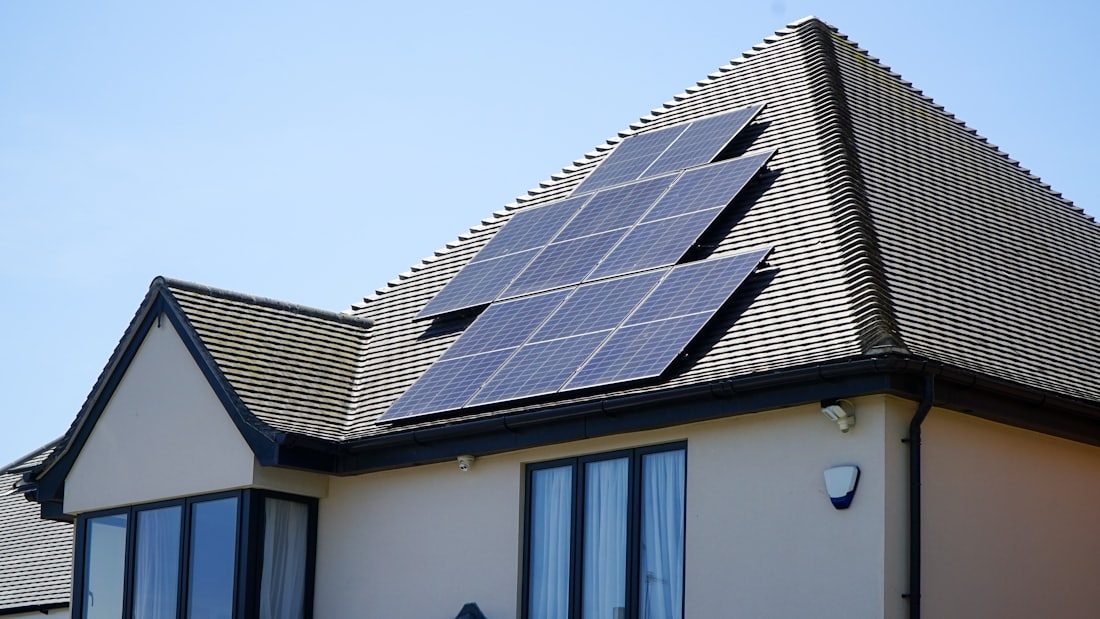 Maison individuelle équipée de panneaux solaires